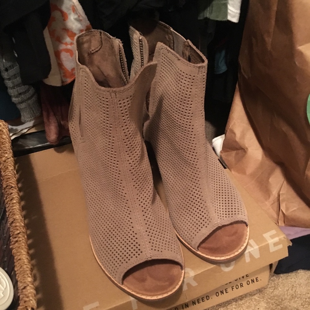 TOM’S majorca peep toe bootie stucco suede sz 11